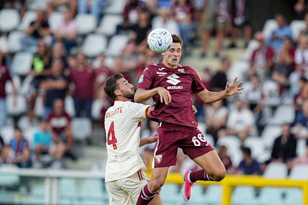 Torino s Gvidas Gineitis jumps for the ball with RomaÕs Bryan Cristante during the Serie A soccer match between Torino and Roma at the Stadio Olimpico Grande Torino in Turin, north west Italy - Sunday, September 14, 2026. - Soccer .  Copyright: xMarcoxAlpozzi LaPressex