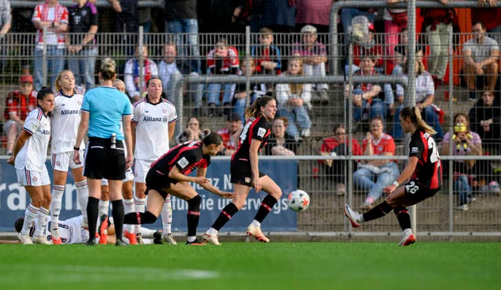 Paulina Tomasiak (LEV) scores the 1-0 goal on a free kick, highlight, soccer, Google Pixel, Women s Bundesliga 1, Matchday 4, Bayer 04 Leverkusen (LEV) vs. FC Bayern Munich (M), on September 14, 2026, in Leverkusen, Germany, at Ulrich Haberland Stadium