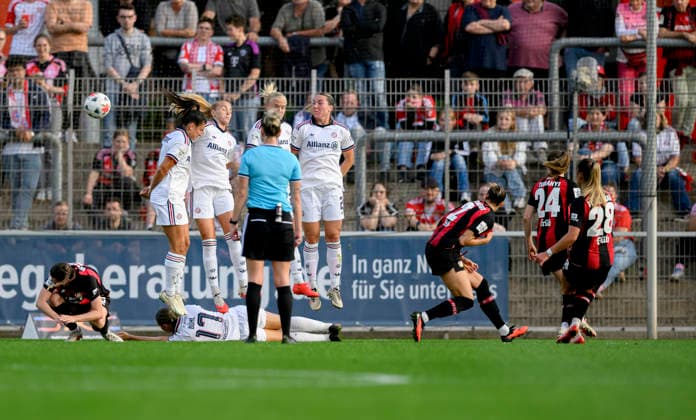 Paulina Tomasiak (LEV) scores the 1-0 goal on a free kick, highlight, soccer, Google Pixel, Women s Bundesliga 1, Matchday 4, Bayer 04 Leverkusen (LEV) vs. FC Bayern Munich (M), on September 14, 2026, in Leverkusen, Germany, at Ulrich Haberland Stadium