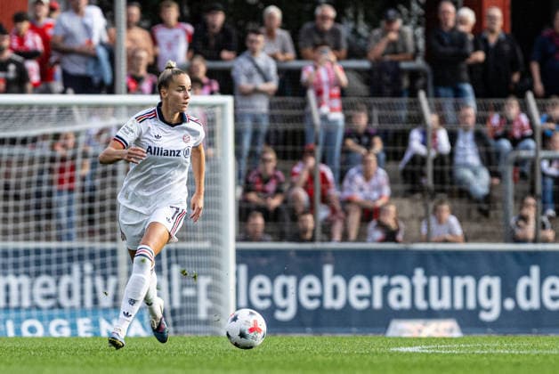 Google Pixel Women s Bundesliga Bayer 04 Leverkusen FC Bayern Munich September 14, 2026 Giulia Gwinn FC Bayern Munich, 7 Women s Bundesliga Google Pixel Women s Bundesliga September 26–27 Bayer 04 Leverkusen FC Bayern Munich Ulrich Haberland Stadium, Leverkusen, September 14, 2026. DFL regulations prohibit any use of photographs as image sequences and or quasi-video Copyright: xBEAUTIFULxSPORTS Buriakovx