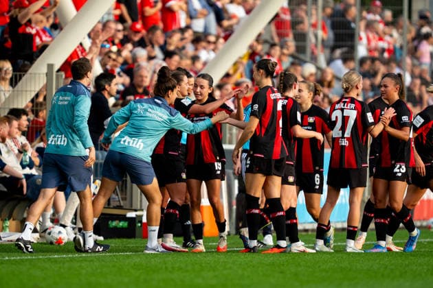 The team celebrates the 1–0 goal by Paulina Tomasiak, Bayer 04 Leverkusen, 28 Bayer 04 Leverkusen vs. FC Bayern Munich, Soccer, Google Pixel Women s Bundesliga, Matchday 4, 2026–2027 season, September 14, 2026 DFB regulations prohibit any use of photographs as image sequences and or quasi-video Bayer 04 Leverkusen vs. FC Bayern Munich, soccer, Google Pixel Women’s Bundesliga, Matchday 4, 2026–2027 Season, September 14, 2026, Leverkusen Copyright: xEibner-Pressefoto J.xDerondeaux EP_JDU