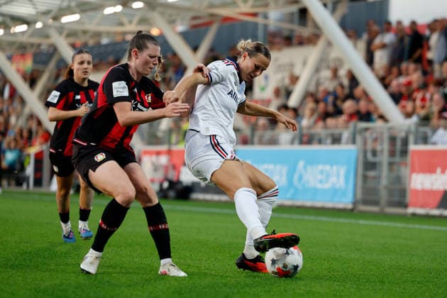 Soccer I Women s I 2026–2027 Season I Bundesliga I Matchday 4 I Bayer 04 Leverkusen vs. FC Bayern Munich I September 14, 2026 Claudia Wenger, 5, Bayer 04 Leverkusen, and Klara Bühl, 17, FC Bayern Munich in a tackle at the Ulrich Haberland Stadium in Leverkusen, North Rhine-Westphalia, Germany Copyright: xLobeca CedricxSiefkerx