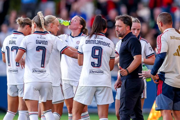 September 14, 2026, Soccer, Women s Bundesliga 1, Bayer 04 Leverkusen vs. FC Bayern Munich, Matchday 4, Ulrich Haberland Stadium, 2026–27 season. Head Coach Jose Barcala of FC Bayern Munich addresses his team. DFB regulations prohibit any use of photographs as image sequences and or quasi-video. North Rhine-Westphalia, Germany