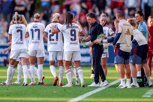 September 14, 2026, Soccer, Women s Bundesliga 1, Bayer 04 Leverkusen vs. FC Bayern Munich, Matchday 4, Ulrich Haberland Stadium, 2026–27 season. Head Coach Jose Barcala of FC Bayern Munich addresses his team. DFB regulations prohibit any use of photographs as image sequences and or quasi-video. North Rhine-Westphalia, Germany