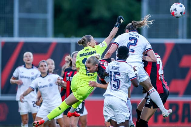 September 14, 2026, Soccer, Women s Bundesliga 1, Bayer 04 Leverkusen vs. FC Bayern Munich, Matchday 4, Ulrich Haberland Stadium, 2026–27 Season: Rafaela Borggräfe (Bayer 04 Leverkusen) 12 defends against Bernadette Amani (FC Bayern Munich) in the penalty area; Vanessa Gilles (FC Bayern Munich) 02 penalty area play. DFB regulations prohibit any use of photographs as image sequences and or quasi-video. North Rhine-Westphalia, Germany