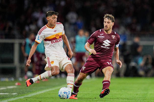 RomaÕs Nahuel Molina fights for the ball with Torino s Nikola Vlasic during the Serie A soccer match between Torino and Roma at the Stadio Olimpico Grande Torino in Turin, north west Italy - Sunday, September 14, 2026. - Soccer .  Copyright: xMarcoxAlpozzi LaPressex