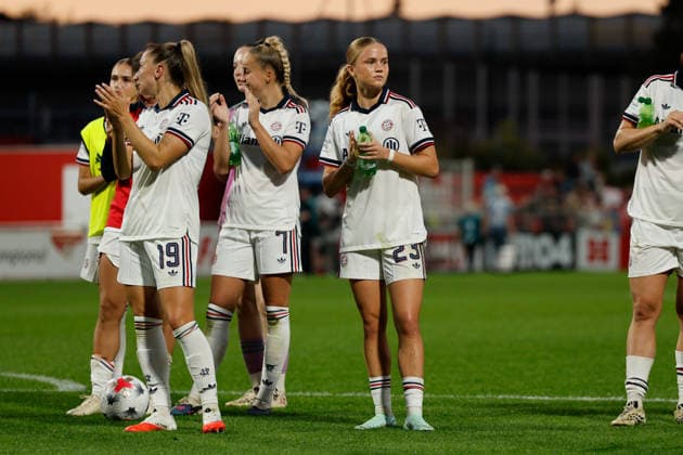 Soccer I Women s I 2026–2027 Season I Bundesliga I Matchday 4 I Bayer 04 Leverkusen vs. FC Bayern Munich I September 14, 2026 Katharina Naschenweng 19, FC Bayern Munich Giulia Gwinn 7, FC Bayern Munich Sophie Proost 23, FC Bayern Munich Thank the fans after the game in Leverkusen at Ulrich Haberland Stadium, North Rhine-Westphalia, Germany Copyright: xLobeca CedricxSiefkerx