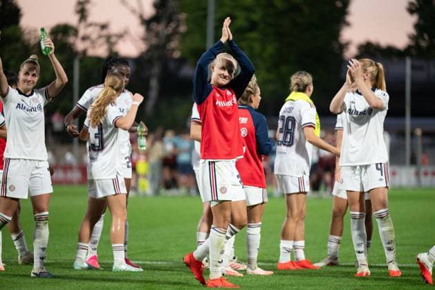 The Bayern team applauds the fans who traveled with them after the game, Bayer 04 Leverkusen Women vs. FC Bayern Munich Women, Soccer, Google Pixel Women s Bundesliga, Matchday 4, 2026–2027, September 14, 2026. DFB regulations prohibit any use of photographs as image sequences and or quasi-video. Leverkusen, North Rhine-Westphalia, Germany Copyright: xkolbert-press MarkusxVerwimpx