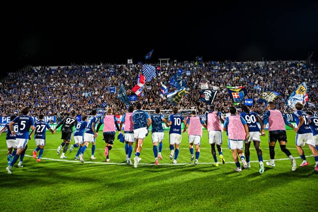 Team of Calcio Como greeting the supporters at the end of the Serie A soccer match between Como Calcio and Parma Calcio 1913 at the Giuseppe Sinigaglia stadium in Como, north Italy -September 14, 2026 - Soccer.  Copyright: xTizianoxBallabio LaPressex