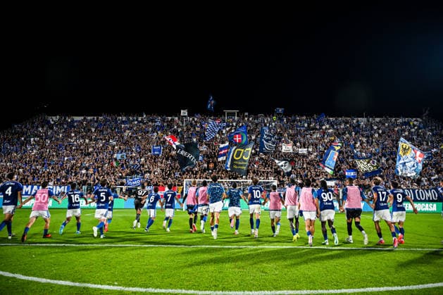 Team of Calcio Como greeting the supporters at the end of the Serie A soccer match between Como Calcio and Parma Calcio 1913 at the Giuseppe Sinigaglia stadium in Como, north Italy -September 14, 2026 - Soccer.  Copyright: xTizianoxBallabio LaPressex