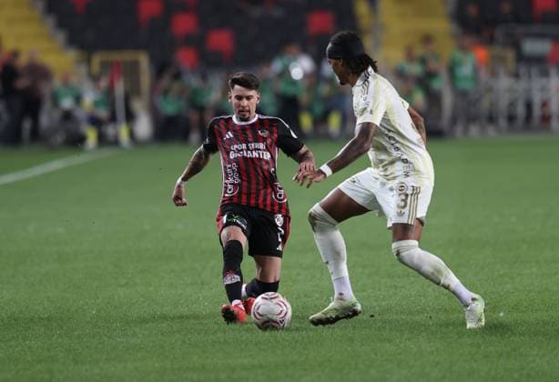Gaziantep FK v Fenerbahce - Turkish Super Lig GAZIANTEP, TURKIYE - SEPTEMBER 14: Gaziantep FK s Luis Perez (L) battles for the ball with Fenerbahce s Archie Brown (R) during the Turkish Super Lig Week 5 match between Gaziantep FK and Fenerbahce at Gaziantep Buyuksehir Stadium in Gaziantep, Turkiye, on September 14, 2026. Omer Faruk Salman Anadolu Gaziantep Turkey. Editorial use only. Please get in touch for any other usage.  Copyright: x2026xAnadoluxOmerxFarukxSalmanx