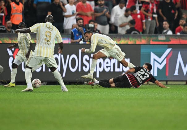 Gaziantep FK v Fenerbahce - Turkish Super Lig GAZIANTEP, TURKIYE - SEPTEMBER 14: Kerim Calhanoglu (R) of Gaziantep FK in action against Greenvood (2nd R) of Fenerbahce during the Turkish Super Lig Week 5 match between Gaziantep FK and Fenerbahce at Gaziantep Buyuksehir Stadium in Gaziantep, Turkiye, on September 14, 2026. Adsiz Gunebakan Anadolu Gaziantep Turkey. Editorial use only. Please get in touch for any other usage.  Copyright: x2026xAnadoluxAdsizxGunebakanx