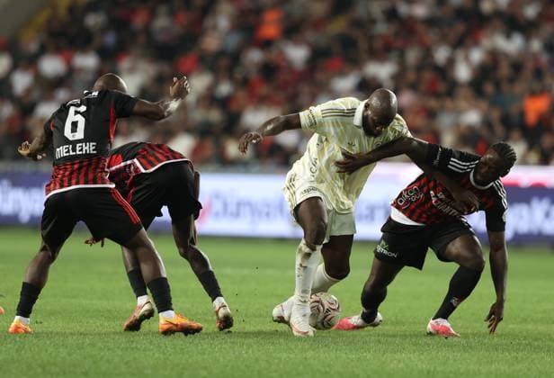 Gaziantep FK v Fenerbahce - Turkish Super Lig GAZIANTEP, TURKIYE - SEPTEMBER 14: Lukaku (2nd R) of Fenerbahce in action during the Turkish Super Lig Week 5 match between Gaziantep FK and Fenerbahce at Gaziantep Buyuksehir Stadium in Gaziantep, Turkiye, on September 14, 2026. Omer Faruk Salman Anadolu Gaziantep Turkey. Editorial use only. Please get in touch for any other usage.  Copyright: x2026xAnadoluxOmerxFarukxSalmanx