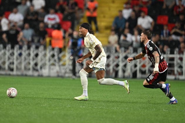 Gaziantep FK v Fenerbahce - Turkish Super Lig GAZIANTEP, TURKIYE - SEPTEMBER 14: Fenerbahce s Brown (L) battles with an opponent during the Turkish Super Lig Week 5 match between Gaziantep FK and Fenerbahce at Gaziantep Buyuksehir Stadium in Gaziantep, Turkiye, on September 14, 2026. Adsiz Gunebakan Anadolu Gaziantep Turkey. Editorial use only. Please get in touch for any other usage.  Copyright: x2026xAnadoluxAdsizxGunebakanx