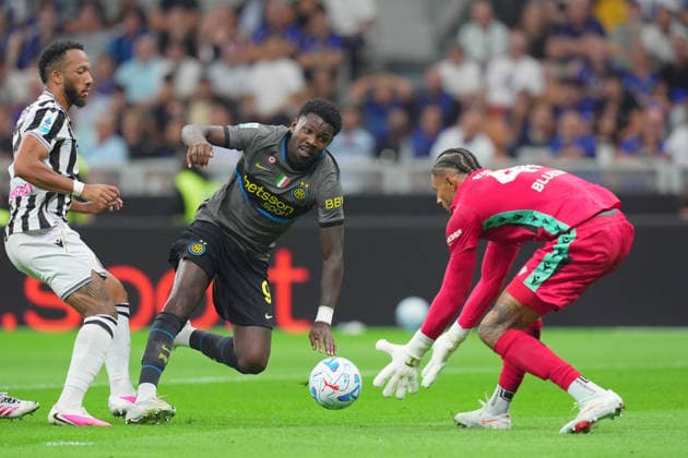 Inter Milan s Marcus Thuram fights for the ball with Udinese s goalkeeper Maduka Okoye during the Serie A soccer match between Fc Inter and Udinese the San Siro Stadium in Milan, north Italy - September 14 , 2026. - Soccer  Copyright: xSpada LaPressex