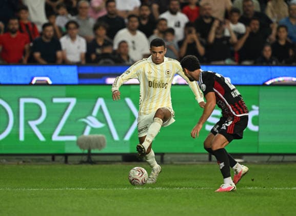 Gaziantep FK v Fenerbahce - Turkish Super Lig GAZIANTEP, TURKIYE - SEPTEMBER 14: Kerim Calhanoglu (R) of Gaziantep FK in action against Mason Greenwood (L) of Fenerbahce during the Turkish Super Lig Week 5 match between Gaziantep FK and Fenerbahce at Gaziantep Buyuksehir Stadium in Gaziantep, Turkiye, on September 14, 2026. Adsiz Gunebakan Anadolu Gaziantep Turkey. Editorial use only. Please get in touch for any other usage.  Copyright: x2026xAnadoluxAdsizxGunebakanx