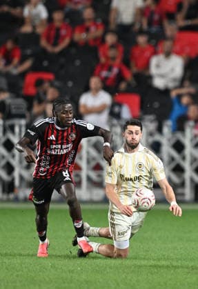 Gaziantep FK v Fenerbahce - Turkish Super Lig GAZIANTEP, TURKIYE - SEPTEMBER 14: Victor Gidado (L) of Gaziantep FK in action against Ismail Yuksek (R) of Fenerbahce during the Turkish Super Lig Week 5 match between Gaziantep FK and Fenerbahce at Gaziantep Buyuksehir Stadium in Gaziantep, Turkiye, on September 14, 2026. Adsiz Gunebakan Anadolu Gaziantep Turkey. Editorial use only. Please get in touch for any other usage.  Copyright: x2026xAnadoluxAdsizxGunebakanx