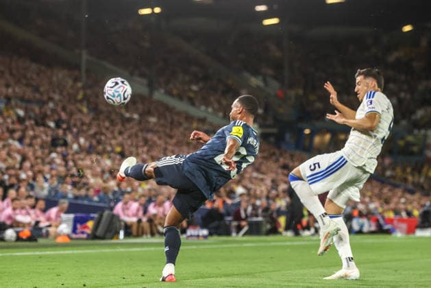 Premier League Leeds United v Newcastle Untied Jacob Murphy of Newcastle United clears the ball under pressure from Tarik Muharemovic of Leeds United during the Premier League match Leeds United vs Newcastle Untied at Elland Road, Leeds, United Kingdom on 14 September 2026 (Photo by Alfie Cosgrove News Images) Leeds Elland Road West Yorkshire United Kingdom Copyright: xAlfiexCosgrove NewsxImagesx