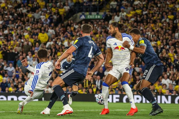 Premier League Leeds United v Newcastle Untied Jayden Bogle of Leeds United takes a shot on goal during the Premier League match Leeds United vs Newcastle Untied at Elland Road, Leeds, United Kingdom on 14 September 2026 (Photo by Alfie Cosgrove News Images) Leeds Elland Road West Yorkshire United Kingdom Copyright: xAlfiexCosgrove NewsxImagesx