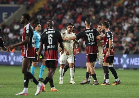 Gaziantep FK v Fenerbahce - Turkish Super Lig GAZIANTEP, TURKIYE - SEPTEMBER 14: Tension arises between players from both teams after a position during the Turkish Super Lig Week 5 match between Gaziantep FK and Fenerbahce at Gaziantep Buyuksehir Stadium in Gaziantep, Turkiye, on September 14, 2026. Mehmet Akif Parlak Anadolu Gaziantep Turkey. Editorial use only. Please get in touch for any other usage.  Copyright: x2026xAnadoluxMehmetxAkifxParlakx