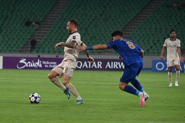 AFC Champions League - Esteghlal v Al Sadd BASRA, IRAQ - SEPTEMBER 14: Amirmohammad Razzaghinia (R) of Iran s Esteghlal FC vies for the ball against Guilherme dos Santos Torres (L) of Qatar s Al Sadd SC during the AFC Champions League Elite match between Iran s Esteghlal FC and Qatar s Al Sadd SC at the Basra Sports Complex in Basra, Iraq, on September 14, 2026. Haidar Mohammed Ali Anadolu Basra Iraq. Editorial use only. Please get in touch for any other usage.  Copyright: x2026xAnadoluxHaidarxMohammedxAlix