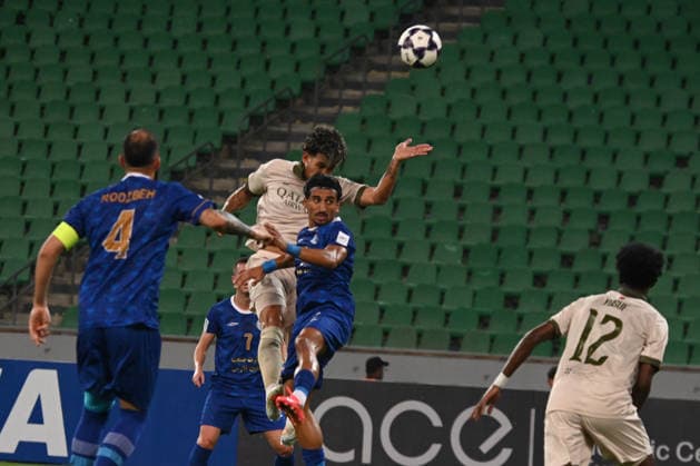 AFC Champions League - Esteghlal v Al Sadd BASRA, IRAQ - SEPTEMBER 14: Roberto Firmino (C) of Qatar s Al Sadd SC vies for the ball against opponents during the AFC Champions League Elite match between Iran s Esteghlal FC and Qatar s Al Sadd SC at the Basra Sports Complex in Basra, Iraq, on September 14, 2026. Haidar Mohammed Ali Anadolu Basra Iraq. Editorial use only. Please get in touch for any other usage.  Copyright: x2026xAnadoluxHaidarxMohammedxAlix