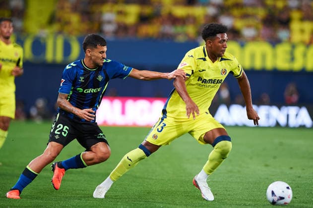 Dani Ceballos of Real Betis and Alex Freeman of Villarreal CF during the LaLiga EA Sports match between Villarreal CF and Real Betis Balompie at Estadio de la Cerámica on September 14, 2026, in Villarreal, Spain
