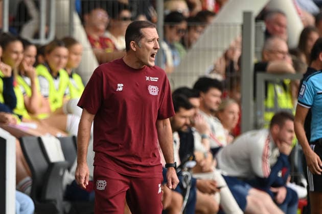 Coach Roberto PAETZOLD Pätzold, LEV, gives instructions to his players, Bayer 04 Leverkusen vs. FC Bayern Munich 2–3, Soccer, Google Pixel, Women s Bundesliga, 2026–2027 season, Matchday 4, on September 14, 2026, at Ulrich Habeland Stadium in Leverkusen, Â