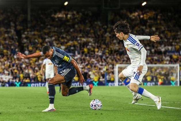 Premier League Leeds United v Newcastle Untied Jacob Murphy of Newcastle United and Ao Tanaka of Leeds United battle for the ball during the Premier League match Leeds United vs Newcastle Untied at Elland Road, Leeds, United Kingdom on 14 September 2026 (Photo by Alfie Cosgrove News Images) Leeds Elland Road West Yorkshire United Kingdom Copyright: xAlfiexCosgrove NewsxImagesx