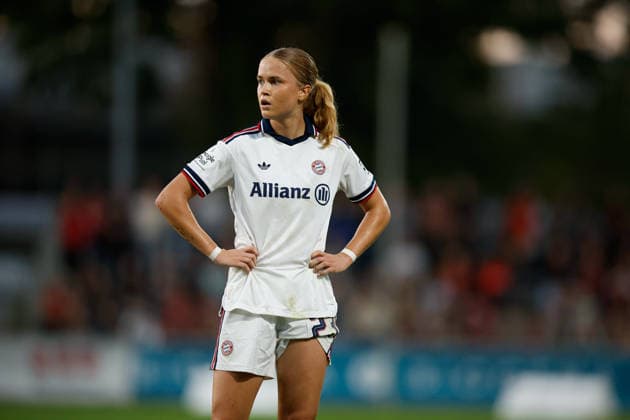 Soccer Women s 2026–2027 Season Bundesliga Matchday 4 Bayer 04 Leverkusen vs. FC Bayern Munich September 14, 2026 Sophie Proost, 23, FC Bayern Munich: Cutout, close-up, portrait, individual photo, single image; player looks at her teammates during a brief break at the Ulrich Haberland Stadium in Leverkusen, North Rhine-Westphalia, Germany Copyright: xLobeca CedricxSiefkerx