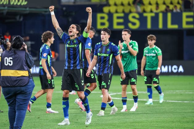 Spain - LaLiga EA Sports - Villarreal CF vs Real Betis Balompie - 14 09 2026 SPAIN, VILLARREAL, SEPTEMBER 14. Marc Bartra of Real Betis celebrates the victory at the end of the LaLiga EA Sports match between Villarreal CF and Real Betis Balompie on September 14, 2026 at Estadio de la Ceramica in Villarreal, Spain. Photo by Manuel Blondeau AOP.Press Villarreal Estadio de la Ceramica Spain Copyright: x ManuelxBlondeau AOP.Pressx AOP20260914-001