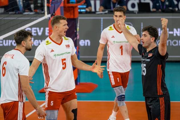 Turkiye v Romania - CEV EuroVolley 2026 Men CLUJ-NAPOCA, ROMANIA - SEPTEMBER 14: Players of Turkiye celebrate a point the CEV 2026 European Men s Volleyball Championship Group D match between Turkiye and Romania at BT Arena in Cluj-Napoca, Romania, on September 14, 2026. Stringer Anadolu Cluj-Napoca Romania. Editorial use only. Please get in touch for any other usage.  Copyright: x2026xAnadoluxStringerx