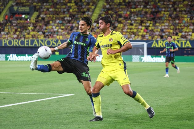 Spain - LaLiga EA Sports - Villarreal CF vs Real Betis Balompie - 14 09 2026 SPAIN, VILLARREAL, SEPTEMBER 14. Marc Bartra of Real Betis kicks the ball under pressure from Santi Comesana of Villarreal during the LaLiga EA Sports match between Villarreal CF and Real Betis Balompie on September 14, 2026 at Estadio de la Ceramica in Villarreal, Spain. Photo by Manuel Blondeau AOP.Press Villarreal Estadio de la Ceramica Spain Copyright: x ManuelxBlondeau AOP.Pressx AOP20260914-003