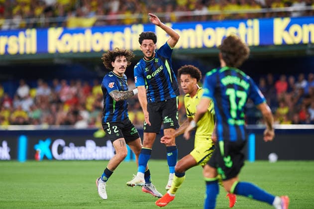 Hector Bellerin of Real Betis and Pablo Fornals of Real Betis during the LaLiga EA Sports match between Villarreal CF and Real Betis Balompie at Estadio de la Cerámica on September 14, 2026, in Villarreal, Spain