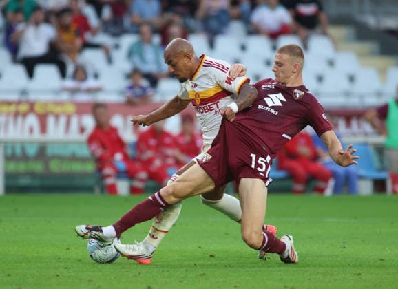 IPA88539355 - Donyell Malen of AS Roma and Pietro Comuzzo of Torino FC during the 2026–27 Italian Serie A season, in a soccer match between Torino FC and AS Roma on September 14, 2026, at the Stadio Olimpico Grande Torino in Turin, Italy. Photo by Nderim KACELI  Copyright: xNderimxKaceli IPAxSportx xx IPA88539355