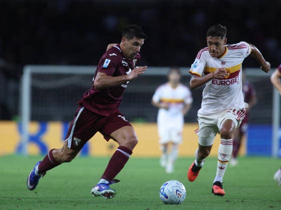 IPA88539615 - Nahuel Molina of AS Roma and Giovanni Simeone of Torino FC during the 2026–27 Italian Serie A season, in a soccer match between Torino FC and AS Roma on September 14, 2026, at the Stadio Olimpico Grande Torino in Turin, Italy. Photo by Nderim KACELI  Copyright: xNderimxKaceli IPAxSportx xx IPA88539615