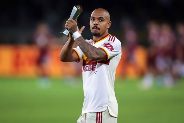 Torino FC v AS Roma - Serie A - Season 2026-2027 Turin, Italy, 14th September 2026. Players of the match Donyell Malen of AS Roma applauds the fans as he holds his award following the final whistle of the Torino FC vs AS Roma Serie A match at Stadio Grande Torino, Turin. Picture credit should read: Jonathan Moscrop Turin Stadio Olimpico Grande Torino Italy