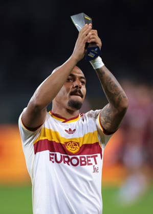 Torino FC v AS Roma - Serie A - Season 2026-2027 Turin, Italy, 14th September 2026. Players of the match Donyell Malen of AS Roma applauds the fans as he holds his award following the final whistle of the Torino FC vs AS Roma Serie A match at Stadio Grande Torino, Turin. Picture credit should read: Jonathan Moscrop Turin Stadio Olimpico Grande Torino Italy