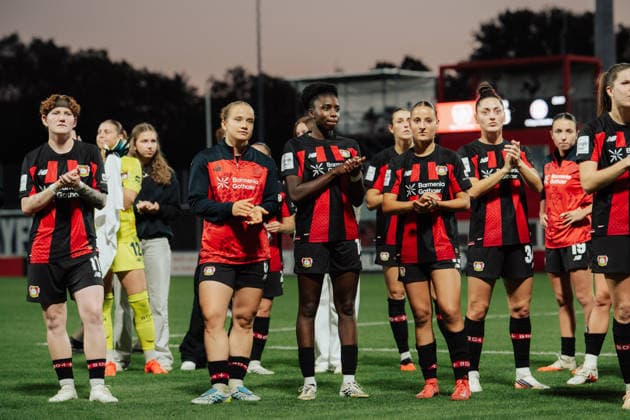 14.09.26, Women, Football, Google Pixel Frauen Bundesliga, Season 2026 2027, Bayer 04 Leverkusen - FC Bayern München, Matchday 4 Team of Bayer 04 Leverkusen saying thank you to the fans after the match Leverkusen Ulrich-Haberland-Stadion NRW Deutschland