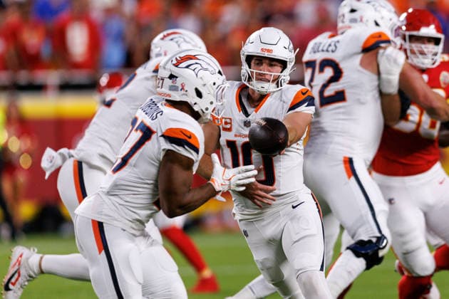 KANSAS CITY, MO - SEPTEMBER 14: Denver Broncos quarterback Bo Nix (10) hands off to Denver Broncos running back J.K. Dobbins (27) during the first half against the Kansas City Chiefs on September 14th, 2026 at Arrowhead Stadium in Kansas City, Missouri. (Photo by William Purnell Icon Sportswire) NFL, American Football Herren, USA SEP 14 Broncos at Chiefs EDITORIAL USE ONLY Icon2026091401437
