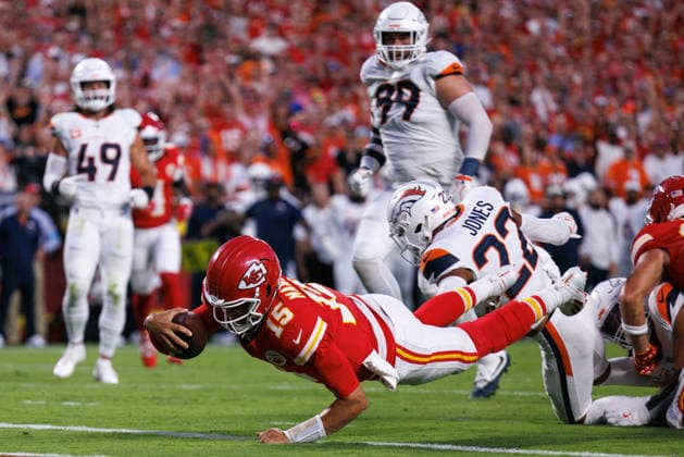 KANSAS CITY, MO - SEPTEMBER 14: Kansas City Chiefs quarterback Patrick Mahomes (15) dives into the end zone for a touchdown during the first half against the Denver Broncos on September 14th, 2026 at Arrowhead Stadium in Kansas City, Missouri. (Photo by William Purnell Icon Sportswire) NFL, American Football Herren, USA SEP 14 Broncos at Chiefs EDITORIAL USE ONLY Icon2026091400768