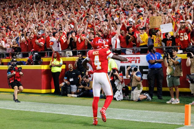 KANSAS CITY, MO - SEPTEMBER 14: Kansas City Chiefs wide receiver Rashee Rice (4) celebrates after scoring a touchdown during the first half against the Denver Broncos on September 14th, 2026 at Arrowhead Stadium in Kansas City, Missouri. (Photo by William Purnell Icon Sportswire) NFL, American Football Herren, USA SEP 14 Broncos at Chiefs EDITORIAL USE ONLY Icon2026091400912