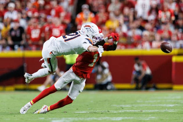 KANSAS CITY, MO - SEPTEMBER 14: Denver Broncos cornerback Riley Moss (21) blocks a pass intended for Kansas City Chiefs wide receiver Xavier Worthy (1) during the first half on September 14th, 2026 at Arrowhead Stadium in Kansas City, Missouri. (Photo by William Purnell Icon Sportswire) NFL, American Football Herren, USA SEP 14 Broncos at Chiefs EDITORIAL USE ONLY Icon2026091401975