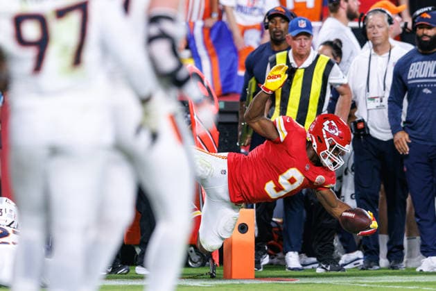 KANSAS CITY, MO - SEPTEMBER 14: Kansas City Chiefs running back Kenneth Walker III (9) dives for a first down during the first half against the Denver Broncos on September 14th, 2026 at Arrowhead Stadium in Kansas City, Missouri. (Photo by William Purnell Icon Sportswire) NFL, American Football Herren, USA SEP 14 Broncos at Chiefs EDITORIAL USE ONLY Icon2026091402142