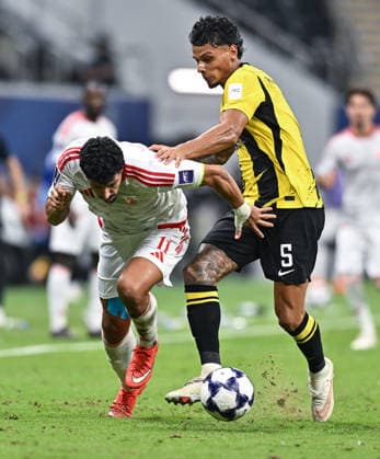 September 14, 2026, Al Khor, Qatar: Baghdad Bounedjah (L) of Al Shamal SC and Richard Montoya (R) of Al Ittihad Club seen in action during the AFC Champions League elite west football match between Qatar s Al Shamal SC and Saudi Arabia s Al Ittihad Club at Al Bayt Stadium. Final score; Al Shamal SC 1 : 1 Al Ittihad Club. Al Khor Qatar - ZUMAs197 20260914_aaa_s197_254 Copyright: xNoushadxVariyattiyakkalx