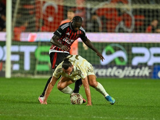 Gaziantep FK v Fenerbahce - Turkish Super Lig GAZIANTEP, TURKIYE - SEPTEMBER 14: Abena of Gaziantep FK in action against Vedat Muric of Fenerbahce during the Turkish Super Lig Week 5 match between Gaziantep FK and Fenerbahce at Gaziantep Buyuksehir Stadium in Gaziantep, Turkiye, on September 14, 2026. Adsiz Gunebakan Anadolu Gaziantep Turkey. Editorial use only. Please get in touch for any other usage.  Copyright: x2026xAnadoluxAdsizxGunebakanx