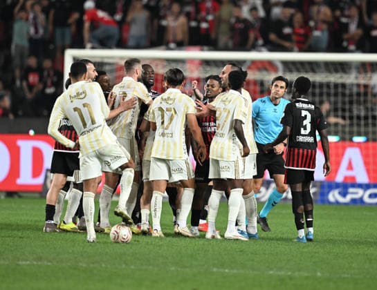 Gaziantep FK v Fenerbahce - Turkish Super Lig GAZIANTEP, TURKIYE - SEPTEMBER 14: Tension rises between players from both teams after a position during the Turkish Super Lig Week 5 match between Gaziantep FK and Fenerbahce at Gaziantep Buyuksehir Stadium in Gaziantep, Turkiye, on September 14, 2026. Adsiz Gunebakan Anadolu Gaziantep Turkey. Editorial use only. Please get in touch for any other usage.  Copyright: x2026xAnadoluxAdsizxGunebakanx