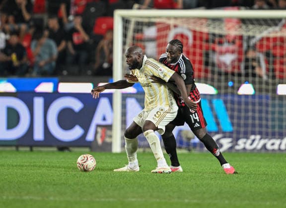 Gaziantep FK v Fenerbahce - Turkish Super Lig GAZIANTEP, TURKIYE - SEPTEMBER 14: Abena (14) of Gaziantep FK in action against Lukaku (9) of Fenerbahce during the Turkish Super Lig Week 5 match between Gaziantep FK and Fenerbahce at Gaziantep Buyuksehir Stadium in Gaziantep, Turkiye, on September 14, 2026. Adsiz Gunebakan Anadolu Gaziantep Turkey. Editorial use only. Please get in touch for any other usage.  Copyright: x2026xAnadoluxAdsizxGunebakanx