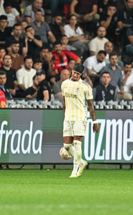 Gaziantep FK v Fenerbahce - Turkish Super Lig GAZIANTEP, TURKIYE - SEPTEMBER 14: Archie Brown (3) of Fenerbahce reacts during the Turkish Super Lig Week 5 match between Gaziantep FK and Fenerbahce at Gaziantep Buyuksehir Stadium in Gaziantep, Turkiye, on September 14, 2026. Adsiz Gunebakan Anadolu Gaziantep Turkey. Editorial use only. Please get in touch for any other usage.  Copyright: x2026xAnadoluxAdsizxGunebakanx