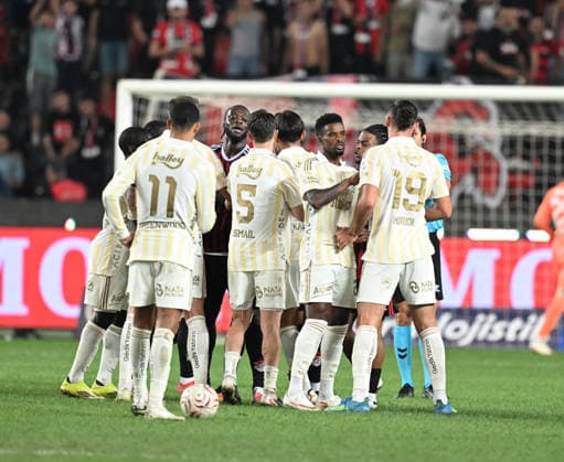 Gaziantep FK v Fenerbahce - Turkish Super Lig GAZIANTEP, TURKIYE - SEPTEMBER 14: Tension rises between players from both teams after a position during the Turkish Super Lig Week 5 match between Gaziantep FK and Fenerbahce at Gaziantep Buyuksehir Stadium in Gaziantep, Turkiye, on September 14, 2026. Adsiz Gunebakan Anadolu Gaziantep Turkey. Editorial use only. Please get in touch for any other usage.  Copyright: x2026xAnadoluxAdsizxGunebakanx